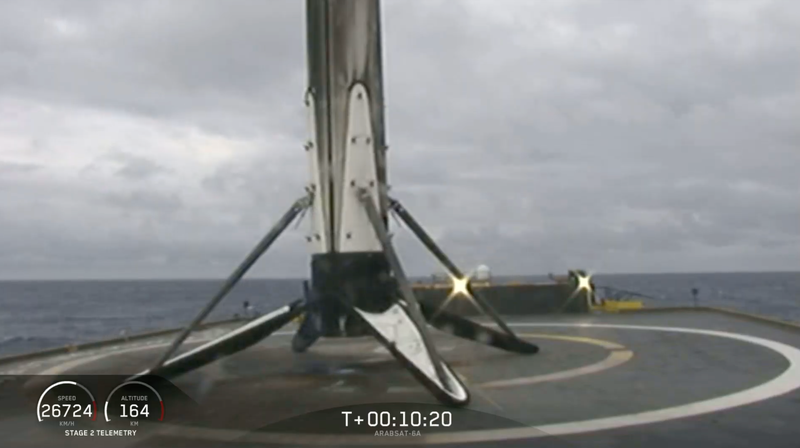 Illustration for article titled SpaceX consigue aterrizar los tres propulsores del Falcon Heavy por primera vez en la historia